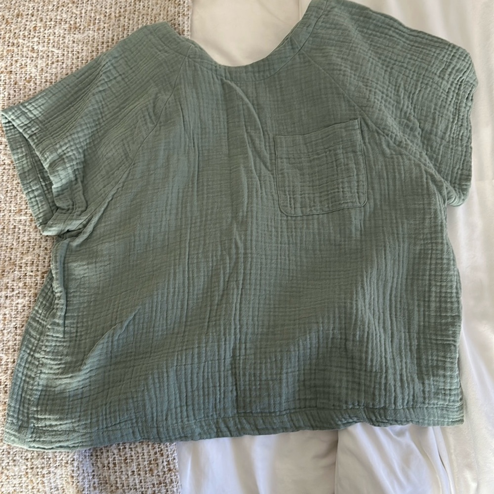 Like new! Madewell cotton top with back buttons
